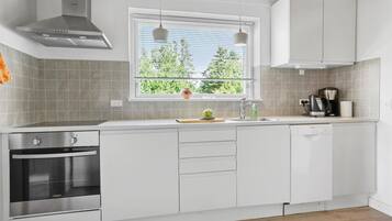 Réfrigérateur, plaque de cuisson, lave-vaisselle, cafetiÚre/bouilloire