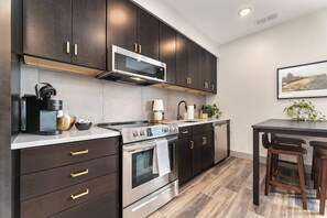 冰箱、微波炉、烤箱、炉灶