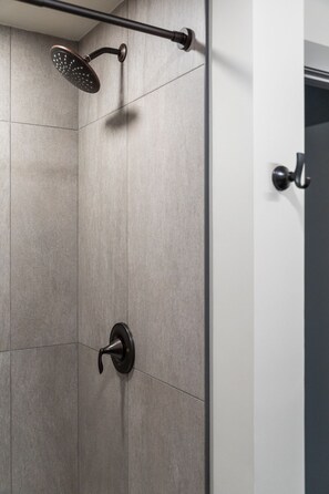 Douche, séchoir à cheveux, serviettes fournies, savon