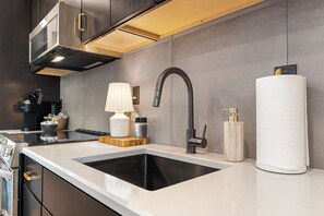 Kylskåp, mikrovågsugn, ugn och spishäll