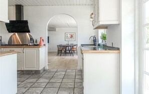 Réfrigérateur, plaque de cuisson, lave-vaisselle, cafetière/bouilloire