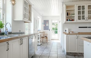 Réfrigérateur, plaque de cuisson, lave-vaisselle, cafetière/bouilloire