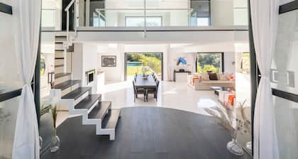 9ÂŽcenter, New villa 400m2 , 6bedroom,heated pool,sauna,cinema,gym,jacuzzi,14cars