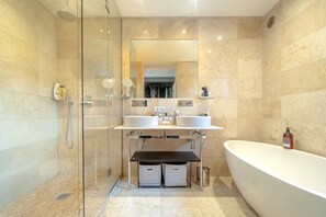 Douche, sèche-cheveux, serviettes fournies, savon