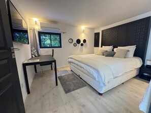 6 bedrooms, in-room safe, iron/ironing board, travel crib