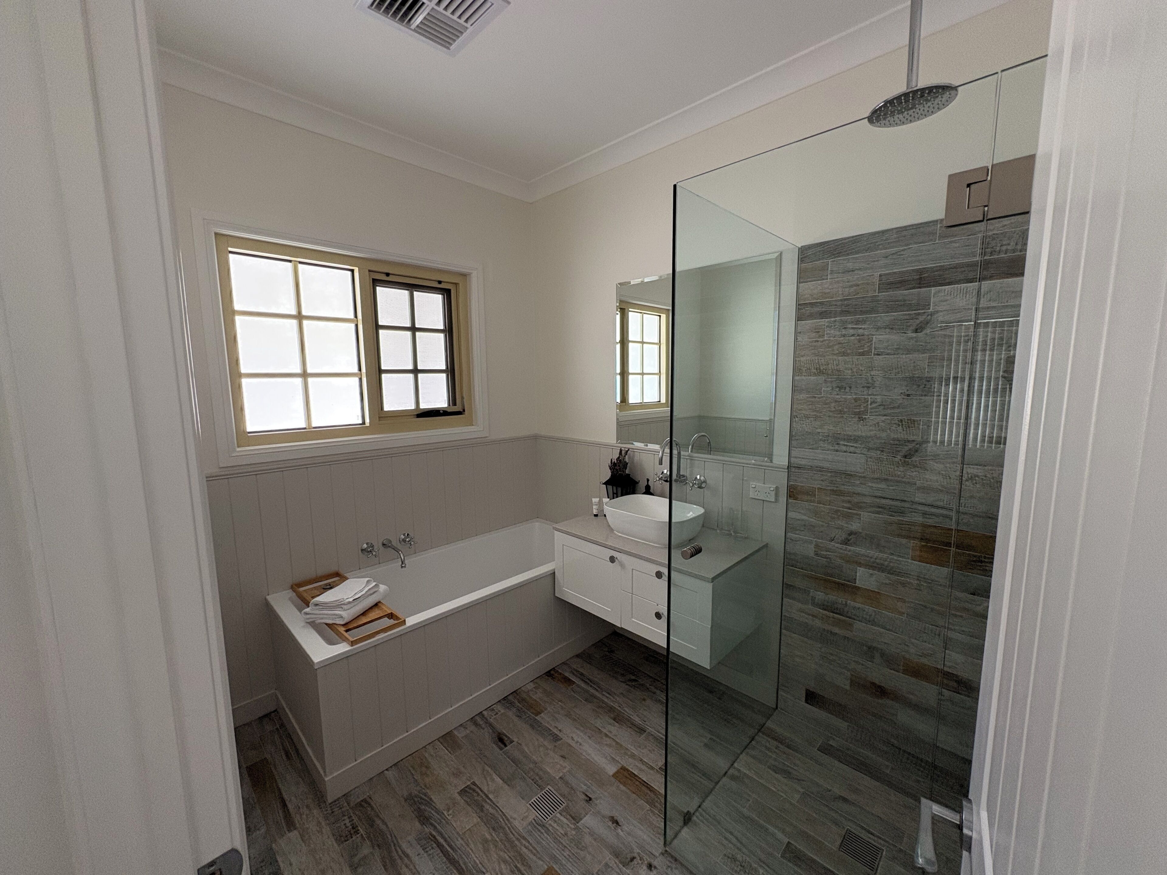 Familie suite | Badkamer | Gratis toiletartikelen, een haardroger, pantoffels, handdoeken