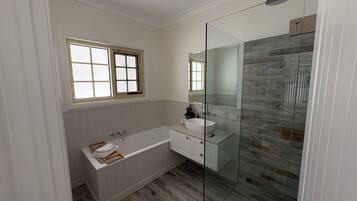 Familie suite | Badkamer | Gratis toiletartikelen, een haardroger, pantoffels, handdoeken