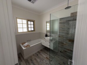 Family Suite | Bathroom | Free toiletries, hair dryer, slippers, towels