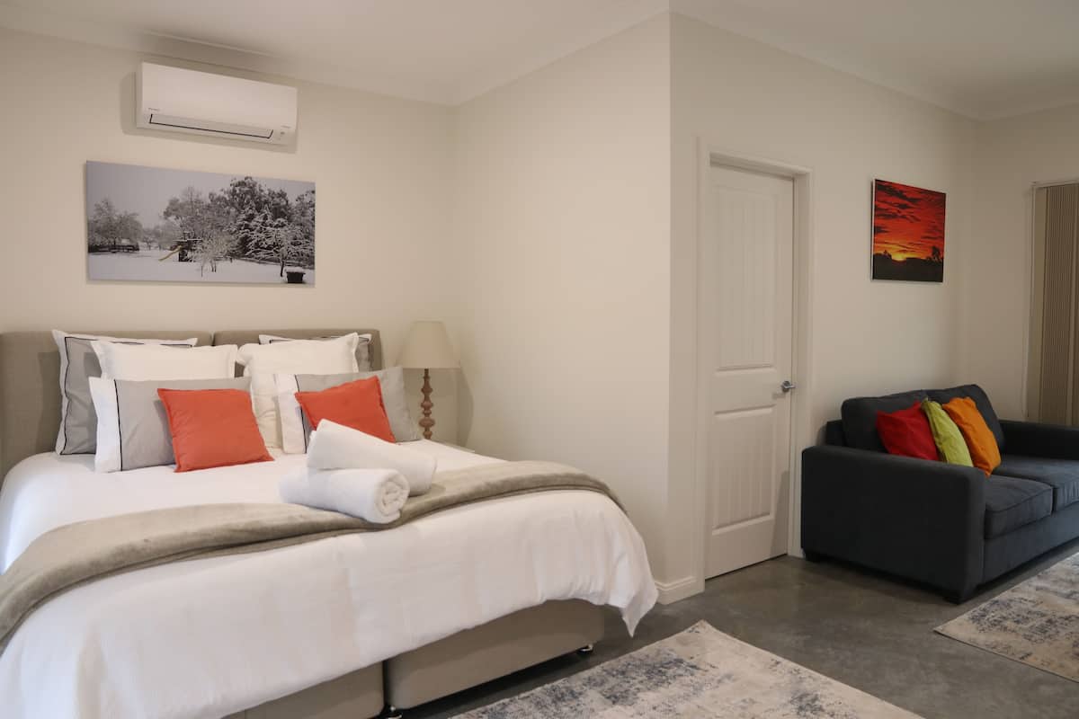 1 bedroom, Egyptian cotton sheets, premium bedding, down duvets
