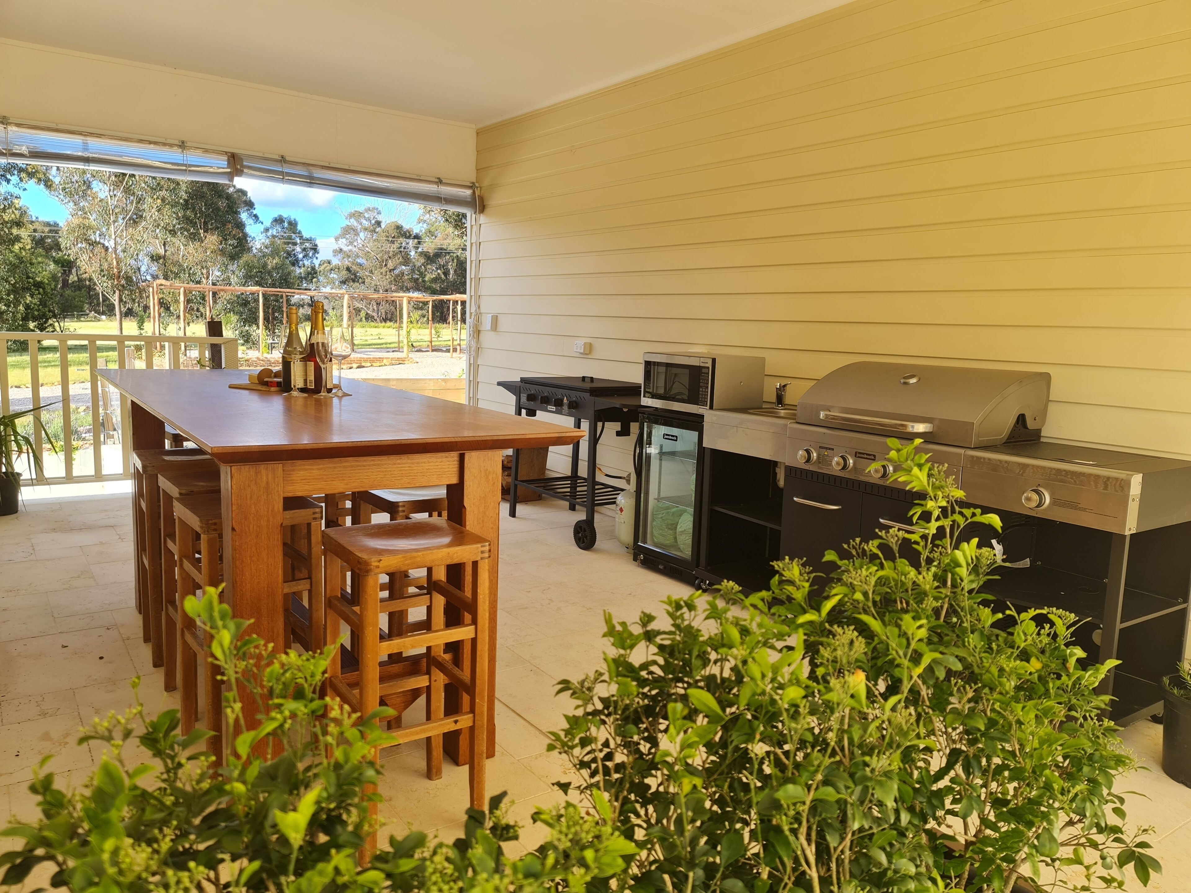 供應早餐、晚餐及早午餐