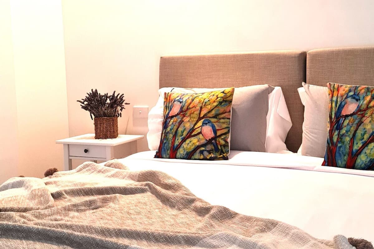 1 bedroom, Egyptian cotton sheets, premium bedding, down duvets