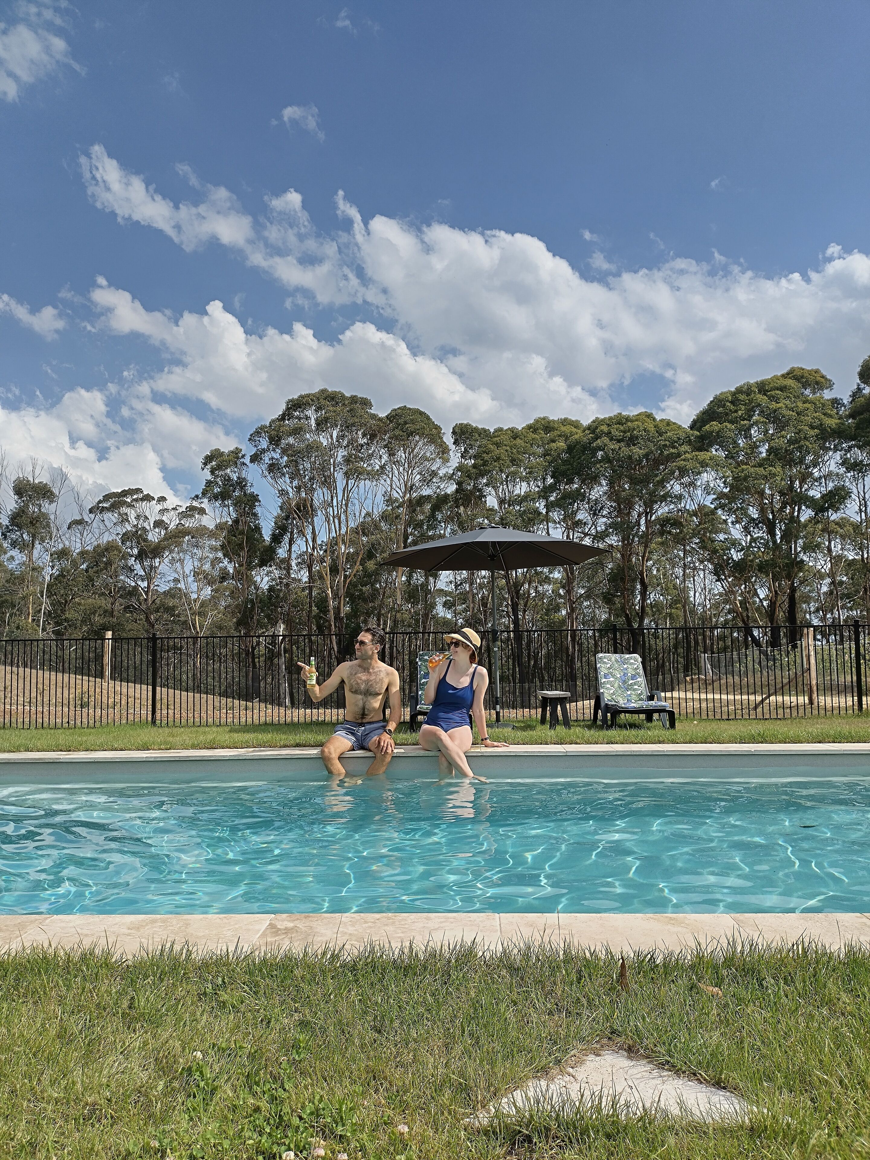 Una piscina al aire libre de temporada (de 07:00 a 21:00), sombrillas