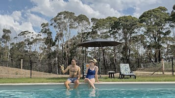 Piscine extérieure (ouverte en saison), parasols de plage