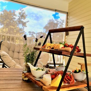 Room service – dining - Canyonleigh Retreat (Canyonleigh)