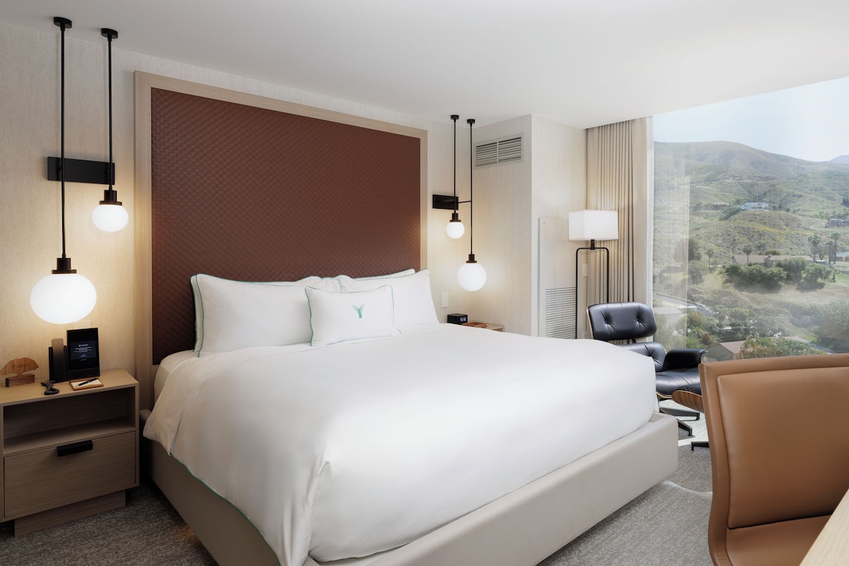 Executive Suite | Premium bedding, in-room safe, desk, laptop workspace