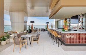 7 bars, bar en bord de piscine