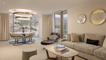 高級三人房, 2 間臥室, 露台 | 客廳 | 55 吋LCD 電視連有線電視頻道、電視、Netflix