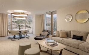 Tremannsrom – superior, 2 soverom, balkong | Oppholdsområde | En 55-tommers LCD-TV med kabel-kanaler samt TV og Netflix