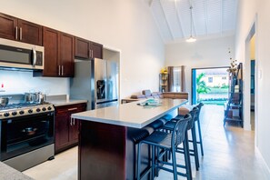 Kjøleskap, mikrobølgeovn, ovn og kokeplater