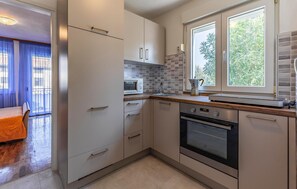 Kühlschrank, Herdplatte, Wasserkocher mit Kaffee-/Teezubehör
