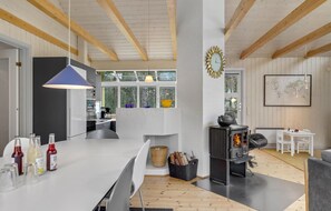 Refrigerador, parrilla de estufa, lavavajillas y cafetera y tetera 