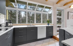 Fridge, microwave, stovetop, dishwasher - Stunning home in Aakirkeby with WiFi (Aakirkeby)