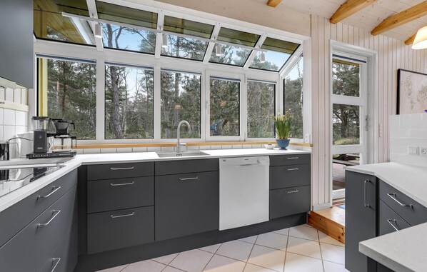 Refrigerador, parrilla de estufa, lavavajillas y cafetera y tetera 