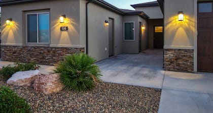 Adventure House+Hot Tub+Yard+Garage+Sleeps 8