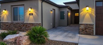 *SEPT ONLY, 3BED/3.5 BATH* Adventure House+Hot Tub+Yard+Garage+Sleeps 8