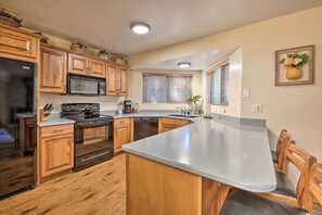Coffee/tea maker, toaster, cookware/dishes/utensils, paper towels - 32 Mi to Sunrise Park: ‘White Mountain Retreat’ (Pinetop)