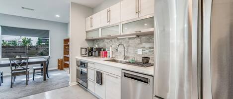 Réfrigérateur, micro-ondes, four, plaque de cuisson