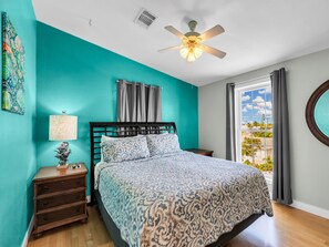 3 室のベッドルーム、WiFi (無料)、ベッドシーツ