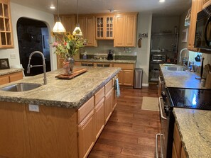 冷蔵庫、電子レンジ、オーブン、コンロ