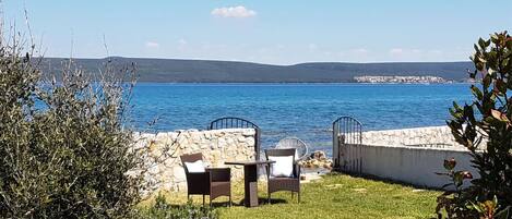 المنطقة المحيطة بالمنشأة