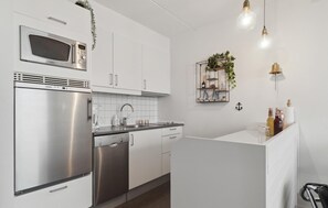 Fridge, stovetop, dishwasher