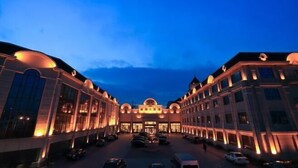 A large, multi-story hotel with a central entrance and symmetrical architecture. - Faguo Hotel (Dalian)