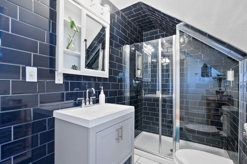 Billiken Inn, Private Loft in 2 Story Victorian