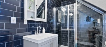 Billiken Inn, Private Loft in 2 Story Victorian