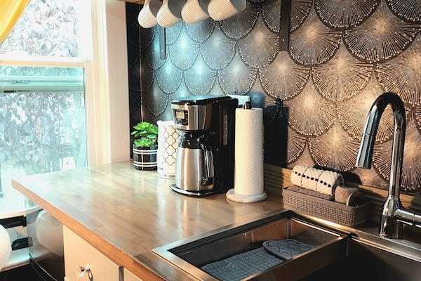 Geladeira, micro-ondas, cafeteira/chaleira, chaleira elétrica