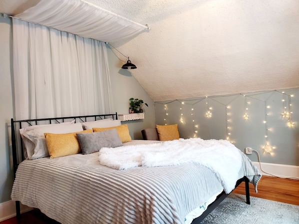 3 bedrooms, desk, iron/ironing board, free WiFi - Private Loft in 2 Story Victorian, Billiken Inn (Spokane)