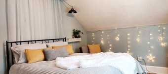 Private Loft in 2 Story Victorian, Billiken Inn