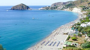 A coastal town with a beach, boats, and buildings. - Cozy apartment in Ischia with WiFi (Ischia)