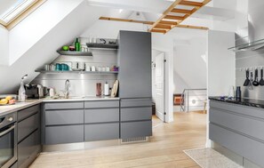Fridge, stovetop, dishwasher, cookware/dishes/utensils