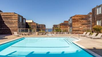 Una piscina al aire libre, una piscina climatizada