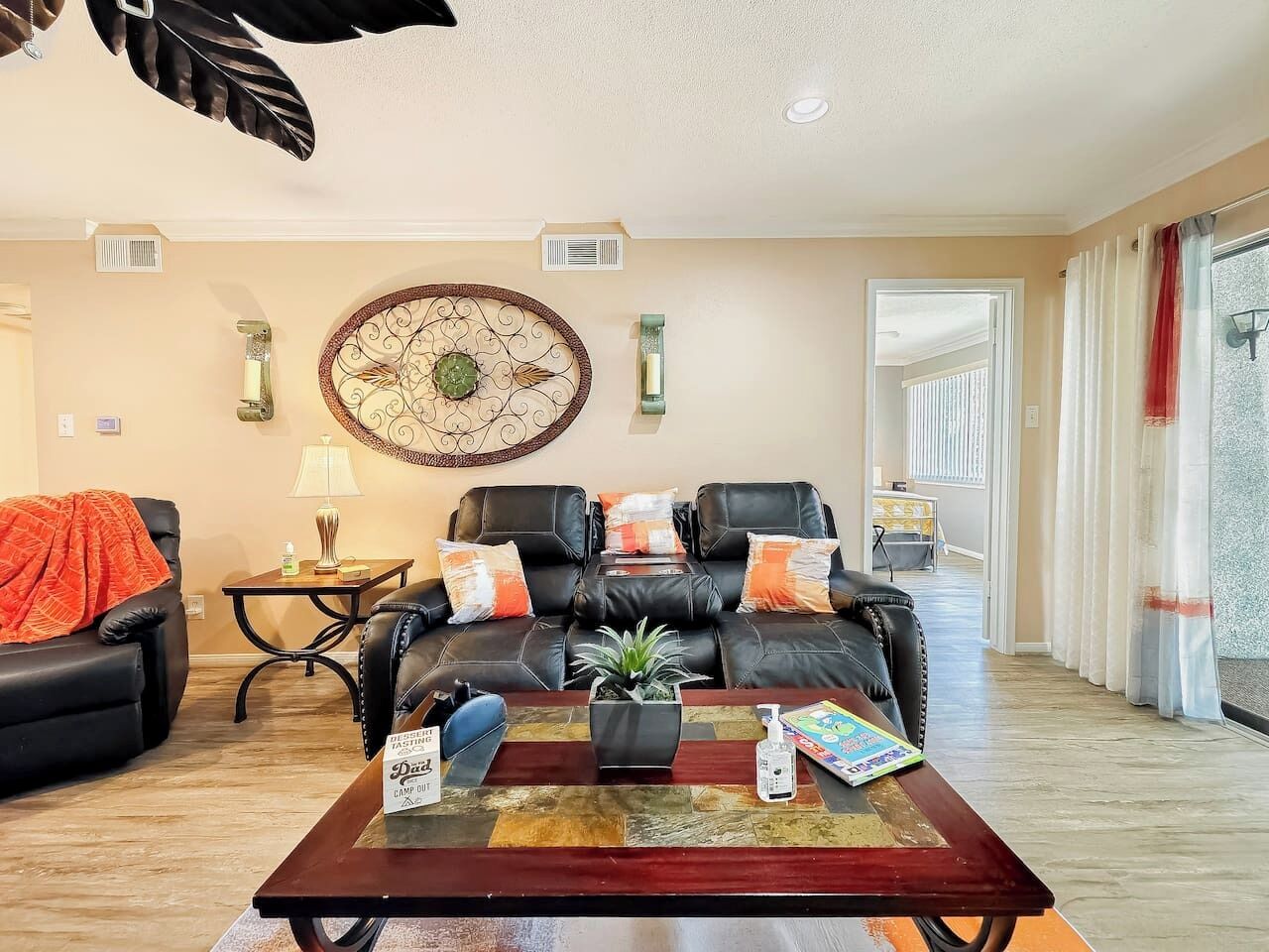 智能电视、壁炉、书