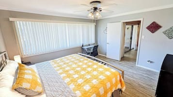 2 chambres, bureau, fer et planche à repasser, lit de bébé portatif