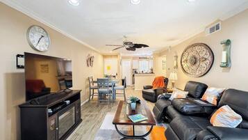 Smart-tv, eldstad och böcker