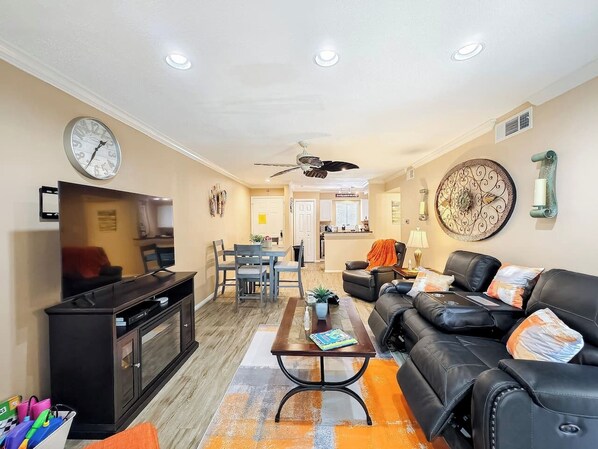 Smart-tv, eldstad och böcker