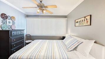 2 sovrum, skrivbord, strykjärn/strykbräda och resesäng