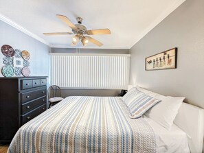 2 sovrum, skrivbord, strykjärn/strykbräda och resesäng